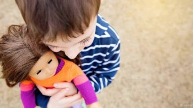 لماذا يعد اللعب بالدمى مفيدا للفتيات والفتية أيضا؟