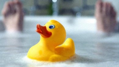 لماذا يحذر من تسلية الأطفال بواسطة البطة المطاطية؟