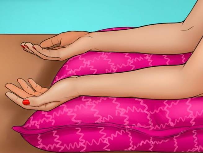 5 تمارين رياضية منزلية باستخدام الوسادة