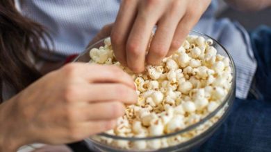 ليس الطعام الوحيد.. كيف يهدد الفشار حياة بعض الأطفال؟