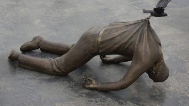 تماثيل واقعية تصيب من يشاهدها بالحيرة والارتباك