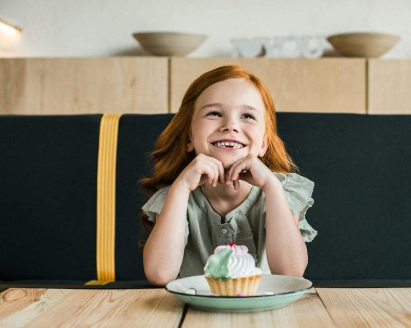ماذا يحدث عند السماح للطفل بتناول الحلوى قبل الأكل؟