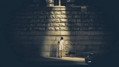 «تأثير بقعة الضوء».. لماذا نشعر بأننا محور الكون عند الإحراج؟