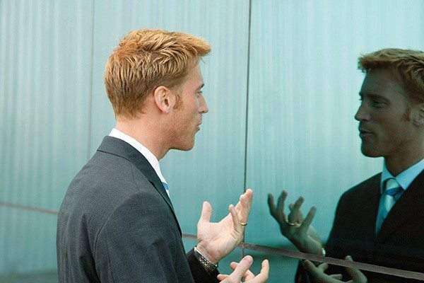التحدث مع النفس أمام المرآة.. وحقائق نفسية مفيدة 