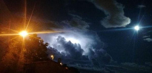 أسنان قرش عملاق.. و20 صورة مذهلة عن عجائب الطبيعة ضوء القمر