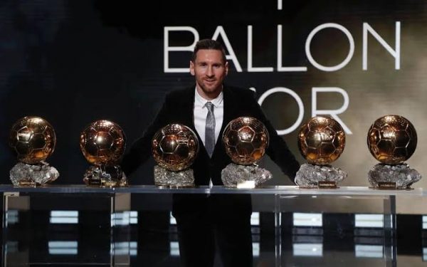 ليونيل ميسي، أسطورة برشلونة والحائز على خمس كرات ذهبية لأفضل لاعب بالعالم
