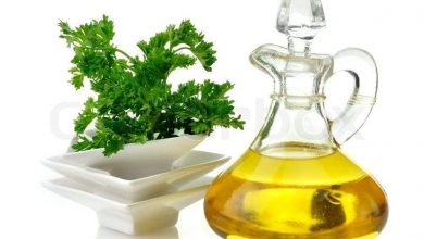 تنعيم البشرة.. وأبرز فوائد زيت البقدونس الصحية والجمالية