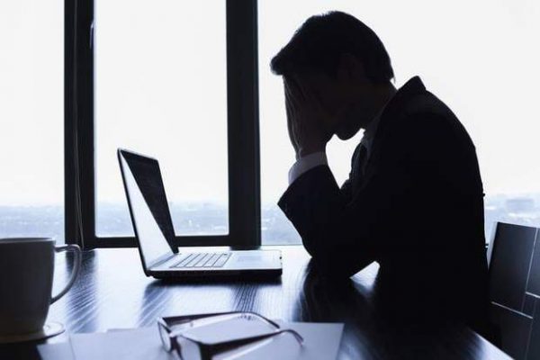 الشخصية الانهزامية.. وكيف يصرفك التشاؤم عن نصف الكوب الممتلئ الشخصية الانهزامية