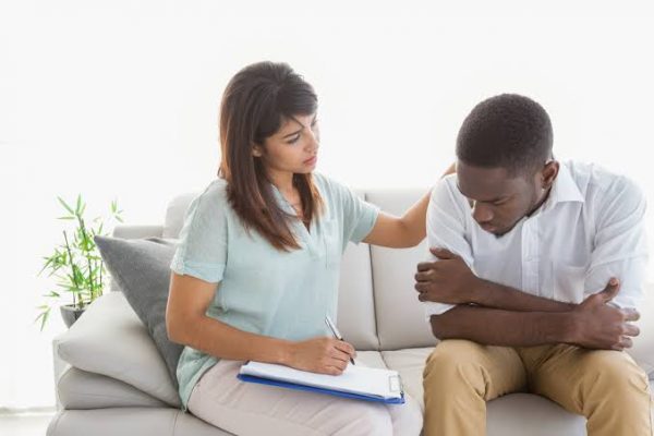 الشخصية الانهزامية.. وكيف يصرفك التشاؤم عن نصف الكوب الممتلئ الشخصية الانهزامية