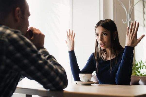 صفات المرأة النرجسية وعلاج الثقة المفرطة بالنفس