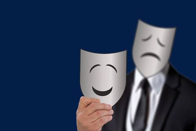 الشخصية المتناقضة.. صفاتها وأعراضها وكيفية التعامل معها