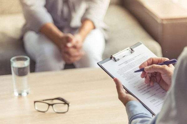 لماذا يلجأ البعض إلى الإنكار كوسيلة دفاعية؟ الإنكار في علم النفس