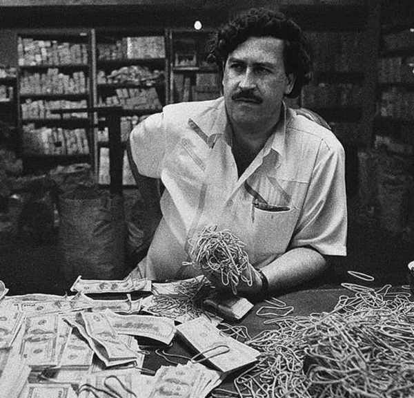 بابلو إسكوبار.. ورحلة صعود بارون المخدرات التي انتهت بالسقوط المدوي