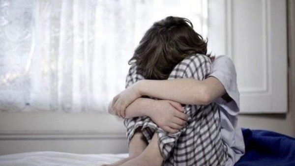 كيف يؤثر الوالدان والبيئة على ظهور الرهاب الاجتماعي؟