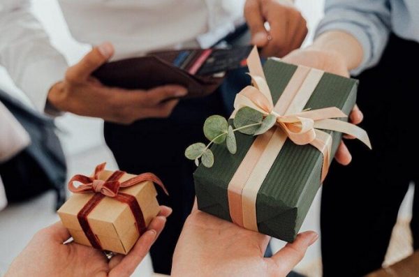 إتيكيت تقديم الهدايا