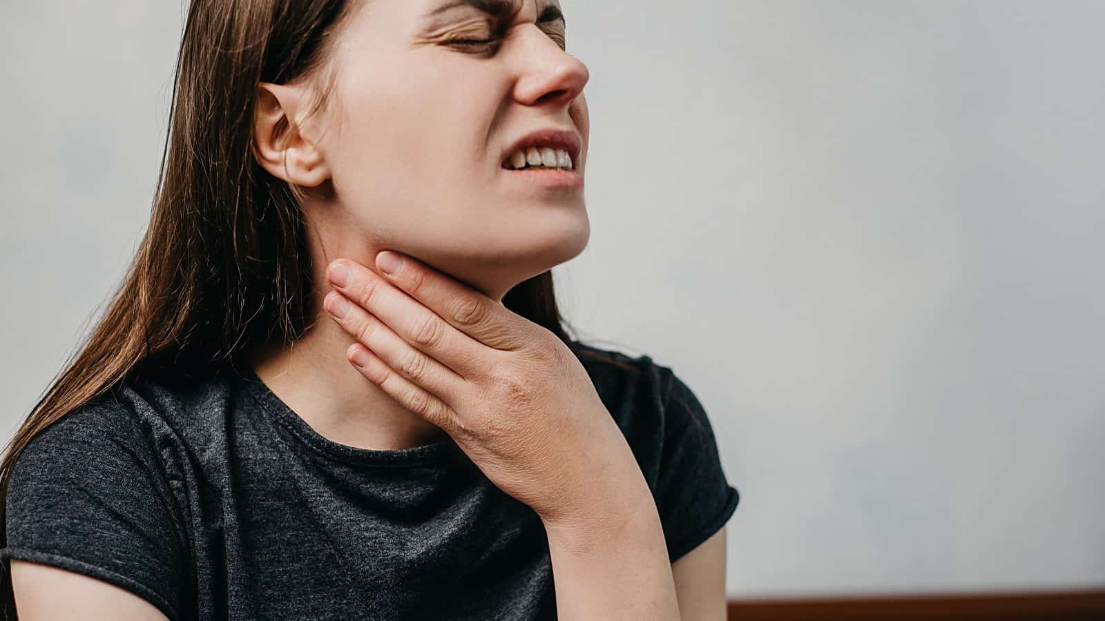 أعراض الإصابة بجفاف الفم والحلق
