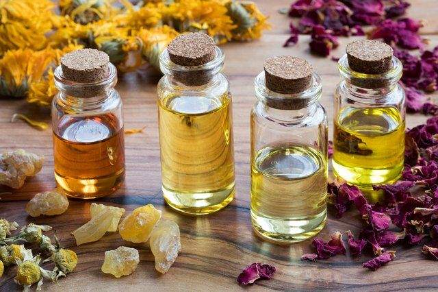 كيف نحضر العطور المائية من الزيتية بخطوات سهلة؟ طريقة عمل عطر مائي من العطور الزيتية