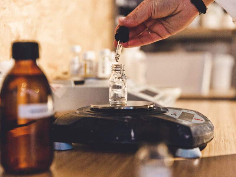 كيف نحضر العطور المائية من الزيتية بخطوات سهلة؟ طريقة عمل عطر مائي من العطور الزيتية