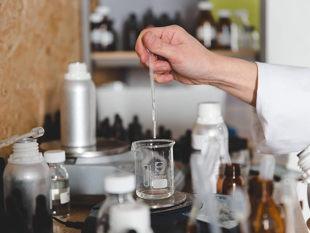 كيف نحضر العطور المائية من الزيتية بخطوات سهلة؟ طريقة عمل عطر مائي من العطور الزيتية
