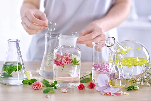 كيف نحضر العطور المائية من الزيتية بخطوات سهلة؟ طريقة عمل عطر مائي من العطور الزيتية