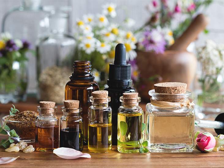 كيف نحضر العطور المائية من الزيتية بخطوات سهلة؟ طريقة عمل عطر مائي من العطور الزيتية