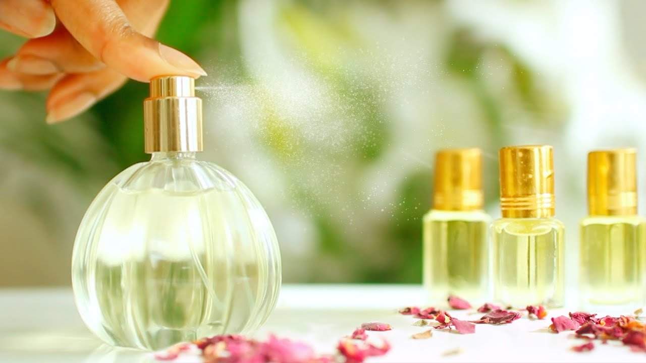 كيف نحضر العطور المائية من الزيتية بخطوات سهلة؟ طريقة عمل عطر مائي من العطور الزيتية