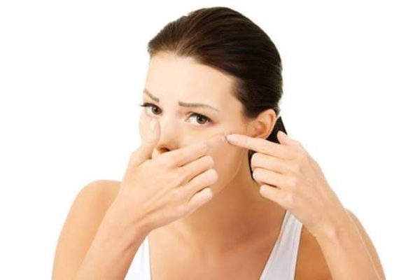 كيف تتخلصين من حب الشباب باستخدام زيت الخروع؟ زيت الخروع لعلاج حب الشباب