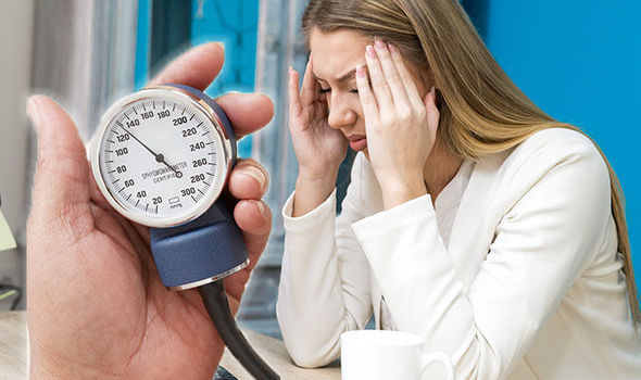 ماذا نأكل عند انخفاض الضغط وما أعراض هبوطه؟ ماذا نأكل عند انخفاض الضغط