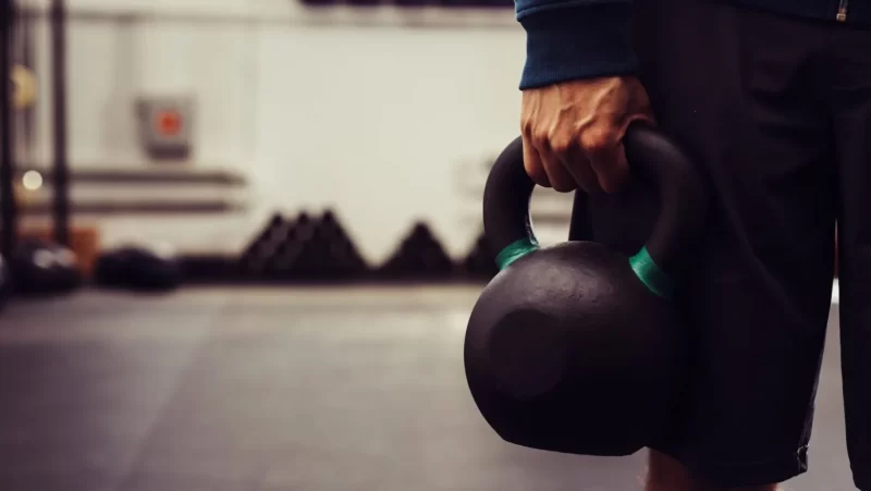 علاج التثدي عند الرجال بالتمارين المنزلية التأرجح مع الأوزان