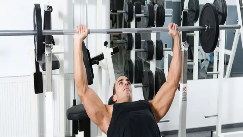علاج التثدي عند الرجال بالتمارين المنزلية تمرين Bench press