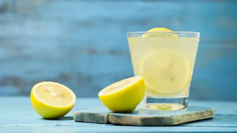 مشروب الماء مع عصير الليمون